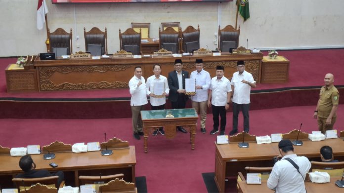 DPRD Batam gelar Rapat Paripurna dengan agenda penyampaian laporan Pansus sekaligus pengambilan keputusan terhadap Ranperda tentang Penyelenggaraan Administrasi Kependudukan, Senin (16/3/2026) (uly)