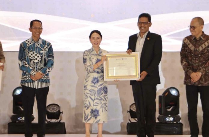 Ketua DPRD Kota Batam, Muhammad Kamaluddin, menerima penghargaan kolaborasi investasi tahun 2026 dalam agenda yang digelar BP Batam di Grand Mercure Batam Centre, Senin (16/3/2026). (Setwan DPRD Batam)