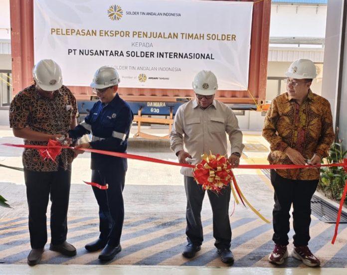 Deputi Bidang Investasi dan Pengusahaan BP Batam, Fary Djemy Francis menghadiri pelepasan ekspor timah solder oleh PT Solder Tin Andalan Indonesia di Kawasan Industri Tunas Prima, Nongsa, Kamis (12/3/2026). (Humas BP Batam)