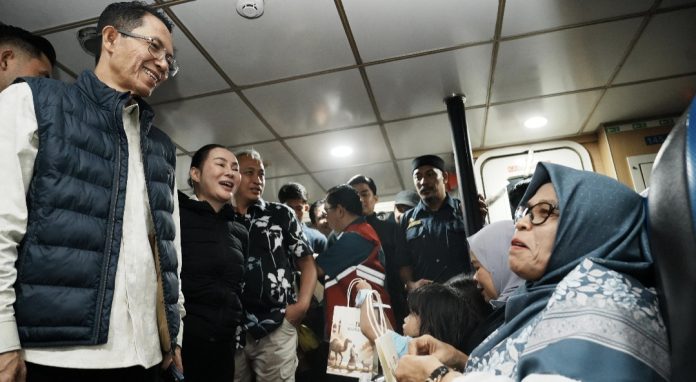 Kepala BP Batam, Amsakar Achmad bersama Wakil Kepala BP Batam, Li Claudia Chandra meninjau langsung kondisi arus mudik Lebaran 2026 di Pelabuhan Domestik Sekupang, Minggu (15/3/2026). (Humas BP Batam)