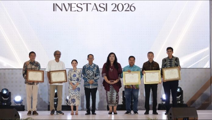 Kepala BP Batam, Amsakar Achmad dan Wakil Kepala BP Batam, Li Claudia Chandra memberikan penghargaan kepada mitra strategis. (Humas BP Batam)