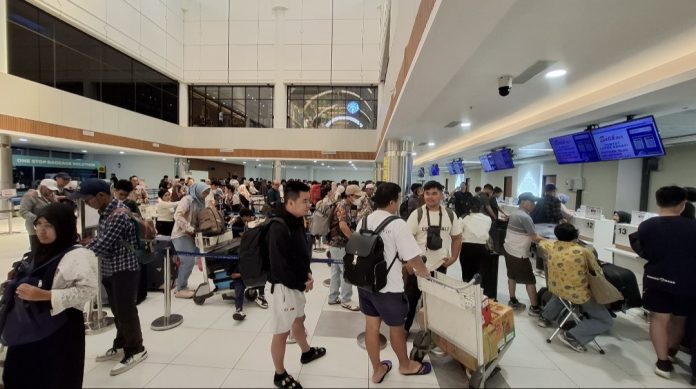 Lonjakan penumpang selama arus mudik dan balik Lebaran 2026 di Bandara Hang Nadim menjadi ujian nyata bagi kesiapan operasional bandara. (uly)