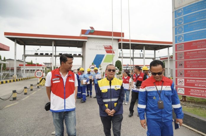 Pertamina Regional Sumbagut melakukan kunjungan Staf Khusus Menteri ESDM, Mahmud Azhar Lubis, ke SPBU COCO 11.201.101 serta Fuel Terminal Medan Group. (Istimewa)