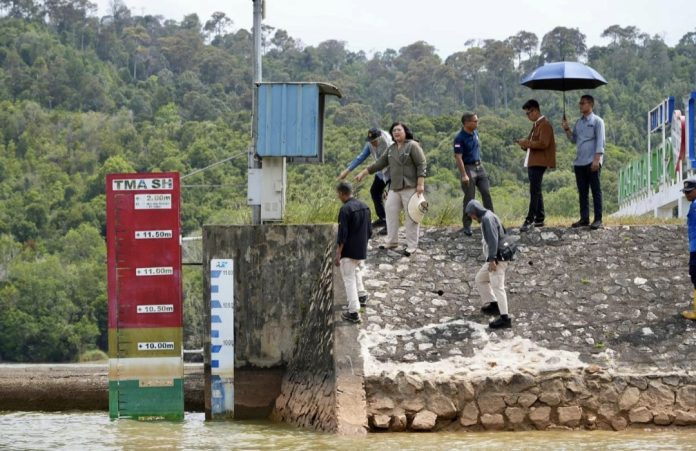 Anggota/Deputi Bidang Pelayanan Umum BP Batam, Ariastuty Sirait, meninjau kondisi dua waduk yang mengalami penurunan volume air cukup signifikan, Kamis (26/3/2026). (Humas BP Batam)