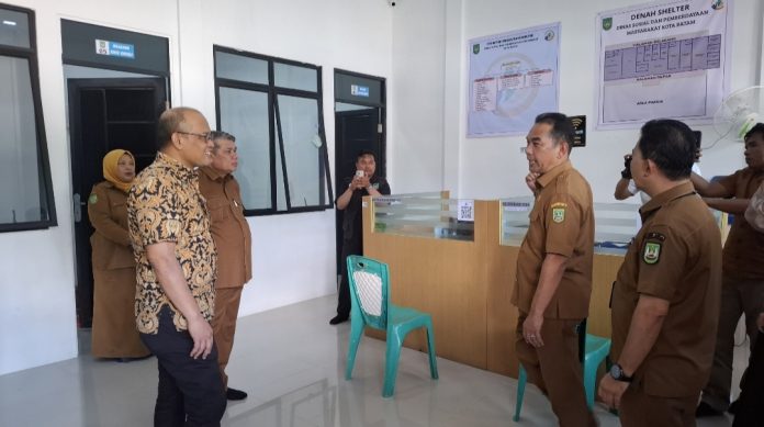 Satuan Tugas Direktorat Korsupgah Wilayah I KPK RI mengunjungi salah satu proyek pembangunan daerah mengawasi proyek strategis, khususnya aspek pengadaan. (uly)