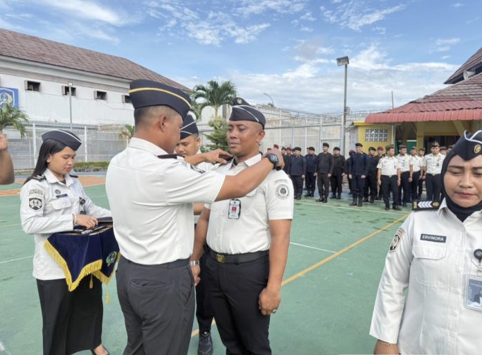 Sebanyak 29 pegawai Rutan Kelas IIA Batam menerima kenaikan pangkat dalam sebuah upacara di Lapangan Serba Guna Rutan Batam, Senin (6/4/2026). (Istimewa)