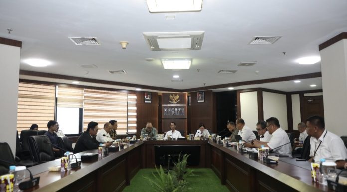 Kepala BP Batam, Amsakar Achmad dan Wakil Kepala BP Batam, Li Claudia Chandra bertemu dengan Dirjen Pemeriksaan Keuangan Negara V BPK RI, Widhi Widayat di Gedung Bida Utama BP Batam, Selasa (7/4/2026). (Humas BP Batam)