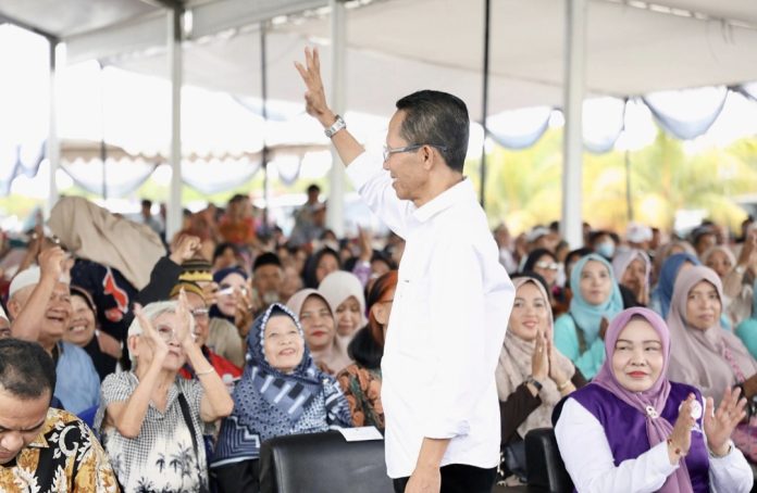 Wali Kota Batam, Amsakar Achmad menyalurkan bansos bagi lansia serta insentif kader kesehatan di MTC Nongsa, Kamis (9/4/2026). (Diskominfo Kota Batam)