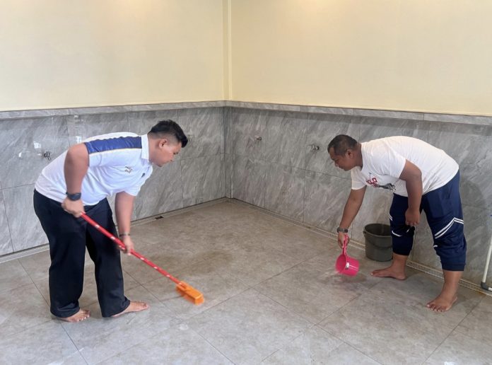 Memperingati HBP ke-62, Rutan Kelas IIA Batam bersama UPT Pemasyarakatan se-Kota Batam melaksanakan bersih-bersih di Masjid Syahrom Ba’dawi, Kamis (9/4/2026). (Istimewa)
