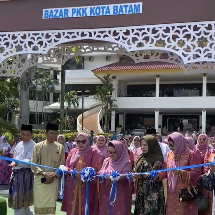 Wali Kota Batam, Amsakar Achmad, secara resmi membuka Bazar UMKM MTQH ke-34 tingkat Kota Batam tahun 2026. (Istimewa)