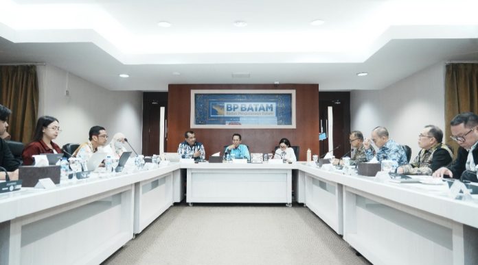 Kepala BP Batam Amsakar Achmad bersama Wakil Kepala BP Batam Li Claudia Chandra, sambut KPK RI untuk pencegahan korupsi pada Kawasan Industri, KEK dan PSN, Rabu (8/4/2026). (Humas BP Batam)