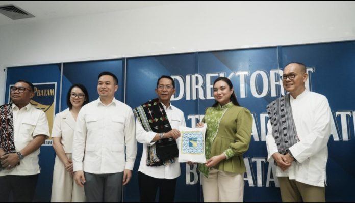 Kepala BP Batam, Amsakar Achmad, menerima kunker Wali Kota Kupang, dr. Christian Widodo didampingi Wakil Wali Kota Serena C. Francis, di PTSP BP Batam, Jumat (10/4/2026). (Humas BP Batam)