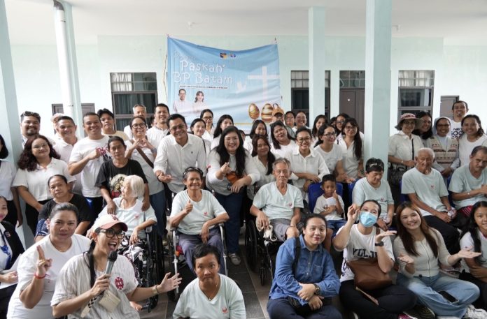 Keluarga besar Persekutuan Doa BP Batam memperingati Paskah yang digelar di Graha Lansia Titian Kasih, Pulau Rempang, Sabtu (11/4/2026). (Humas BP Batam)