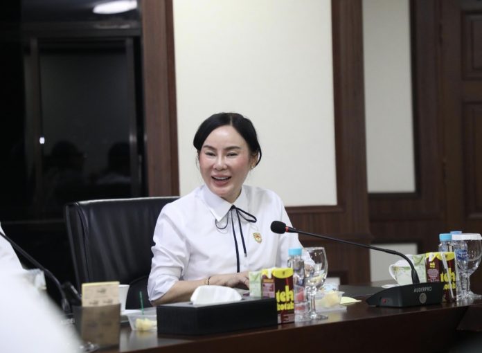 Wakil Kepala Badan Pengusahaan Batam, Li Claudia Chandra, memimpin pertemuan membahas dinamika harga minyak global akibat perang Iran USA. (Humas BP Batam)