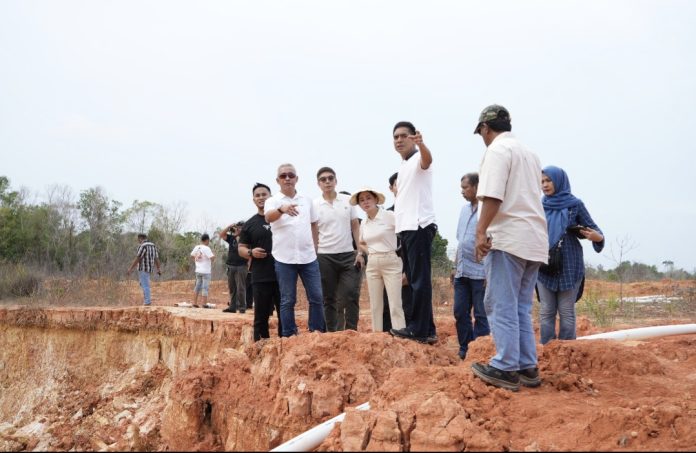 Wakil Kepala BP Batam, Li Claudia Chandra menindak aktivitas tambang pasir ilegal di Kampung Jabi, Kecamatan Nongsa, Minggu (12/4/2026). (Humas BP Batam)