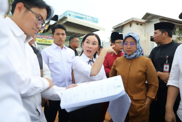 Wakil Wali Kota Batam, Li Claudia Chandra meninjau lokasi rencana pembangunan ZoSS, Senin (13/4/2026). (Humas BP Batam)
