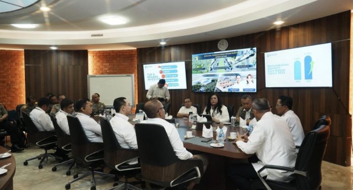 Kepala BP Batam, Amsakar Achmad menerima Peserta Sespimti Polri dalam rangka PKDN Dikreg ke-35 Tahun 2026 di Marketing Centre, Batam Centre, Senin (14/4/2026). (Humas BP Batam)