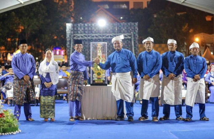 Ribuan warga memadati Dataran Engku Putri, Jumat (10/4/2026) malam menghadiri pembukaan MTQH XXXIV tingkat Kota Batam. (Diskominfo Batam)