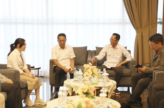 Wali Kota Batam, Amsakar Achmad bersama Li Claudia Chandra menyambut kunjungan kerja Supratman Andi Agtas di Batam, Selasa (14/4/2026). (Humas BP Batam)