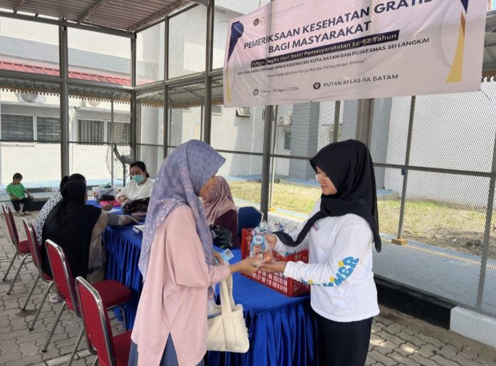 Pengunjung Rutan Kelas IIA Batam bisa memanfaatkan cek kesehatan gratis yang digelar dalam rangka memperingati HBP ke-62, Senin (14/4/2026). (Humas Rutan)