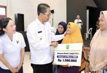 Bansos Lansia dan Insentif Kader Naik, Strategi Batam Jaga Daya Beli Wali Kota Batam, Amsakar Achmad, bersama Wakil Wali Kota Li Claudia Chandra menyerahkan bantuan kepada lansia secara simbolis. (Diskominfo Kota Batam)