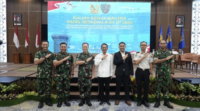 Kepala BP Batam, Amsakar Achmad, menjadi narasumber dalam Kuliah Kerja Pencarian Data Penelitian Pasis Seskoau Angkatan-64 Tahun 2026 di Balairungsari, Batam Centre, Rabu (15/4/2026). (Humas BP Batam)