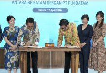 BP Batam Dukung DayOne Bangun Data Center Kedua, PLN Batam Siap Bangun PLTS Kapasitas 200 MWP Penandatanganan serangkaian perjanjian kerja sama strategis bersama PT PLN Batam dan PT DayOne, Jumat (17/4/2026) di Balairung Sari BP Batam. (Humas BP Batam)