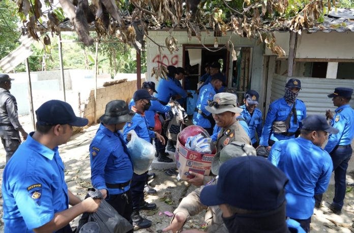 Timdu Kota Batam melaksanakan penertiban bangunan ilegal di Kelurahan Sei Binti, Kecamatan Sagulung, Kamis (16/4/2026). (Humas BP Batam)