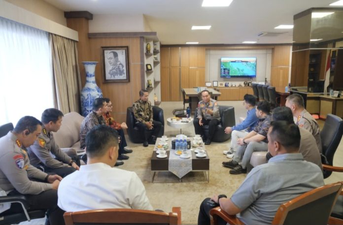 Pertamina Sumbagut yang dipimpin oleh EGM Sunardi bersama jajaran manajemen melaksanakan audiensi dengan Kapolda Riau, Irjen Pol Dr. Herry Heryawan, di Mapolda Riau, Kamis (16/4/2026). (Humas Pertamina)