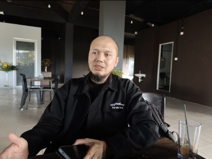 Ketua DPC Asosiasi Logistik dan Forwarder Indonesia (ALFI) Batam, Yasser Hadeka Daniel mengatakan bahwa lonjakan harga BBM memaksa pelaku usaha Jasa Pelayanan Transportasi (JPT) untuk menaikkan tarif distribusi. (uly)