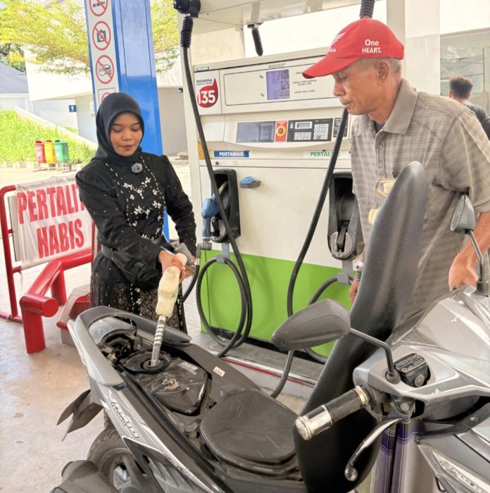 Memperingati Hari Kartini, Pertamina mengajak operator SPBU mengenakan kebaya dan kain nusantara saat bertugas, Selasa (21/4/2026). (Istimewa)