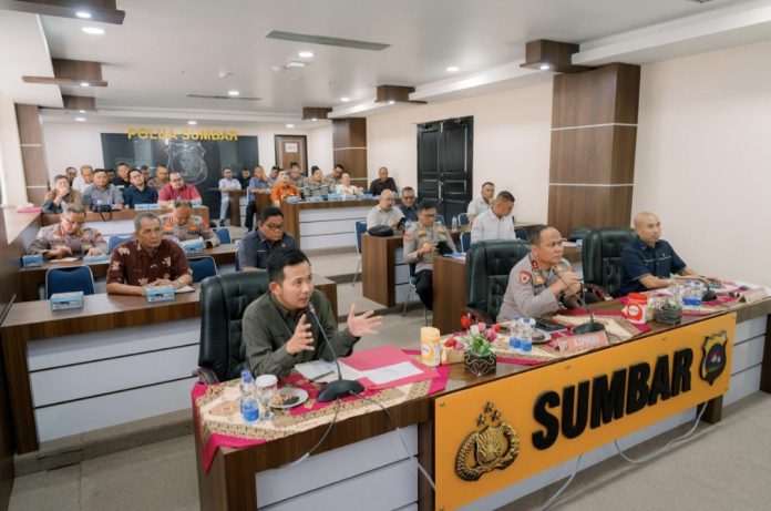 Pertamina Patra Niaga Regional Sumbagut bersama Polda Sumbar gelar rapat koordinasi guna memperkuat sinergi dalam menjaga penyaluran BBM dan LPG agar tetap tepat sasaran. (Istimewa)