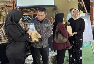 Memperingati Hari Bumi dan Hari Buku Sedunia, Serindit Philosophy Centre secara meluncurkan Buku Praktis Identifikasi Jenis Pohon Batam. (Istimewa)