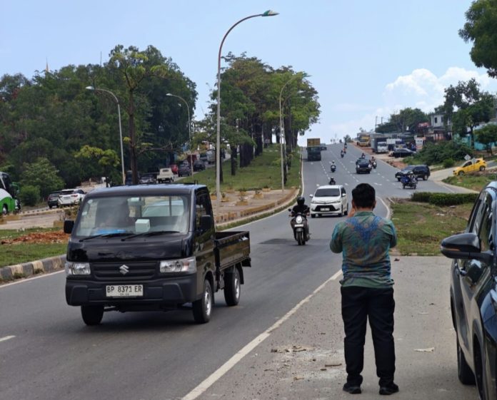 Perwakilan Ombudsman RI Provinsi Kepri meninjau jalan amblas di Jalan Yosudarso, tepatnya di atas Terowongan Pelita, Batam. (Istimewa)
