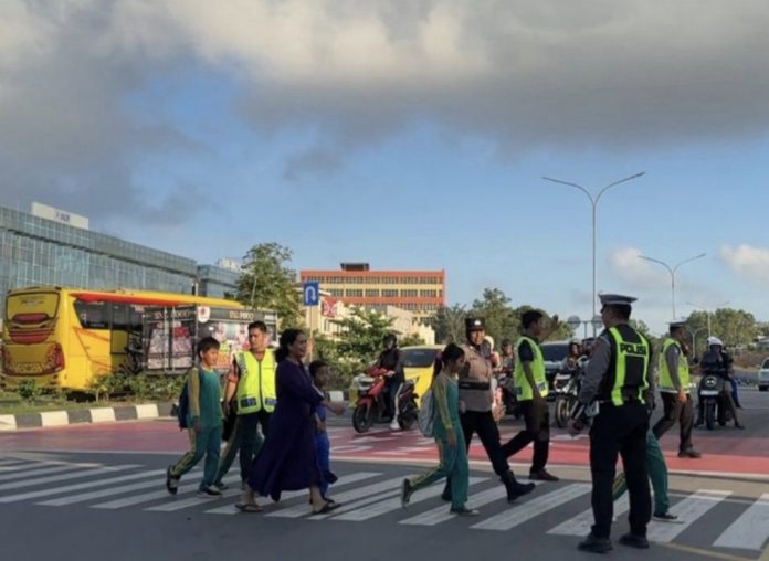 Polresta Barelang gelar KRYD Strong Point melalui Satuan Lalu Lintas di Zona Keselamatan Sekolah (ZoSS) SD 001 dan SD 002 Sei Panas. (Istimewa)