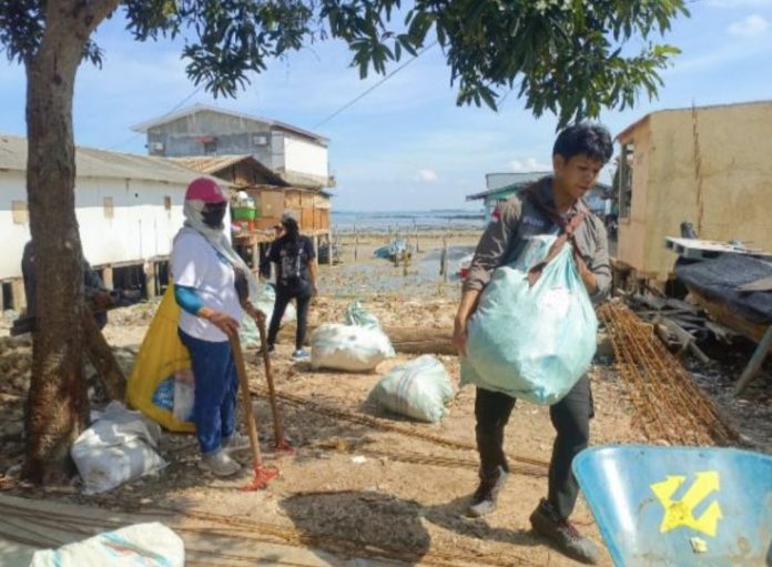 Peringatan Hari Bumi 2026 di Kota Batam diwarnai aksi nyata kepedulian lingkungan melalui kegiatan bersih pantai di kawasan pesisir RW 2 Tanjung Uma, Sabtu (25/4/2026). (Istimewa)