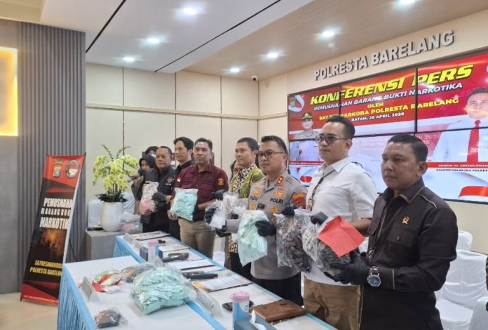 Polresta Barelang berhasil mengungkap kasus narkotika dengan barang bukti tren baru, yakni narkotika dalam bentuk vape, Selasa (28/4/2026) (uly)