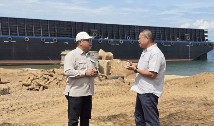 Anggota/Deputi Bidang Investasi BP Batam, Fary Djemy Francis, melakukan peninjauan langsung dan dialog dengan pelaku usaha. (Humas BP Batam)