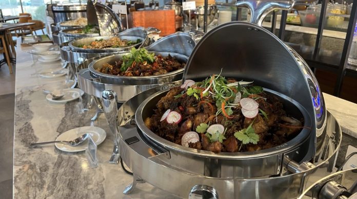 Hotel Santika Batam memperkenalkan 2 promo kuliner terbaru, yaitu Lunch Buffet “Jelajah Nusantara” dan Angkringan & BBQ Night. (Istimewa)