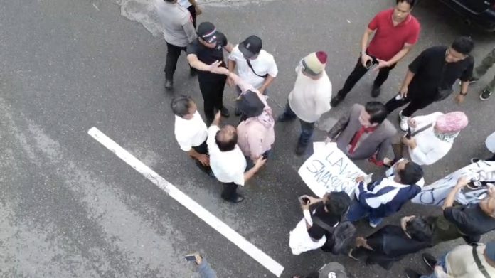 KKJ Kepri mengecam tindakan penghalang-halangan aksi jurnalis dalam memperingati Hari Kebebasan Pers Sedunia di depan Kantor Pemko Batam, Senin (4/5/2026). (Istimewa)