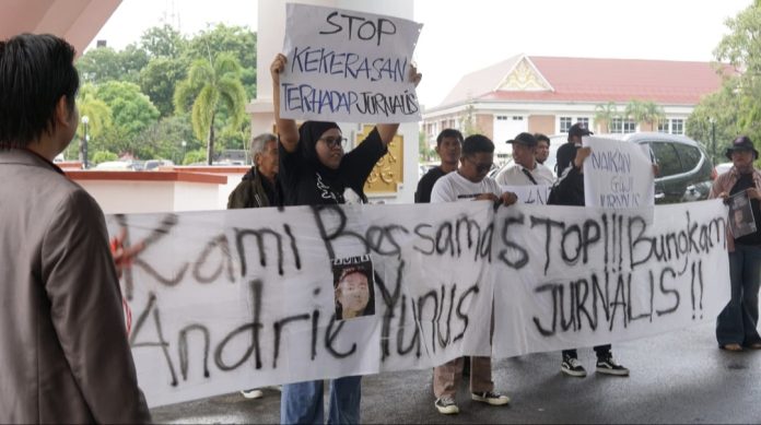 Peringatan Hari Kebebasan Pers Sedunia 2026, jurnalis dan aktivis tak hanya bicara kebebasan pers, tetapi menyoroti kekerasan terhadap aktivis HAM Andrie Yunus dari KontraS yang disiram air keras oleh Tentara. (Istimewa)