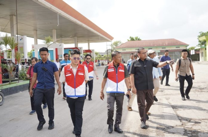 Pertamina Patra Niaga bersama Anggota DPR RI Komisi XII dari Daerah Pemilihan Riau I, Muhammad Rohid, serta Anggota Komite BPH Migas meninjau sejumlah SPBU di wilayah Riau. (Istimewa)