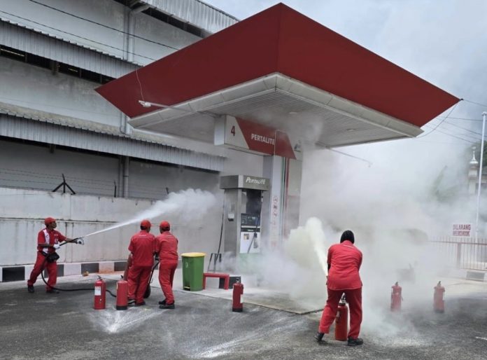 Pertamina Sumbagut melaksanakan Simulasi Penanggulangan Keadaan Darurat dengan skenario kebakaran sepeda motor di area Pulau Pompa SPBU 14.251.520, Jl. By Pass Tanjung Aur, Kecamatan Koto Tangah, Kota Padang, Rabu (6/5/2026). (Istimewa)