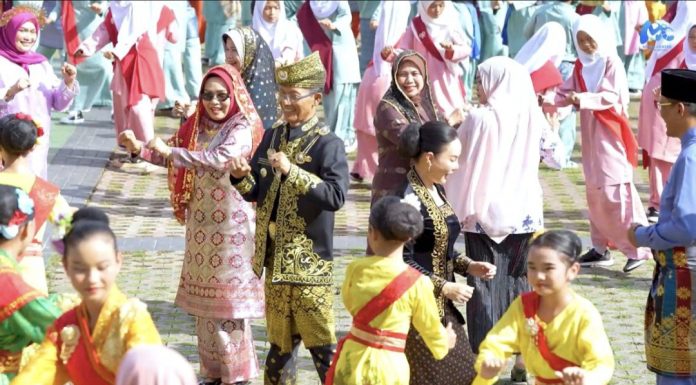 Ribuan pelajar se-Kota Batam memeriahkan Hardiknas 2026 dengan tarian massal Zapin Ngenang di Dataran Engku Putri, Senin (11/5/2026). (Diskominfo Batam)