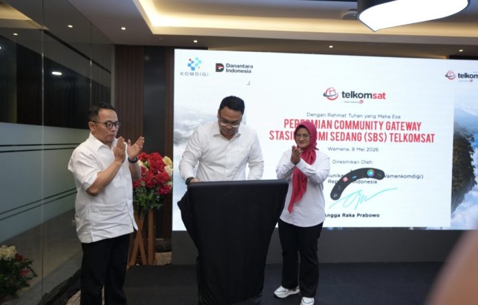 (kiri ke kanan) Plt. CEO Telkomsat Rizal Ahmad Fauzi, Wakil Menteri Komunikasi dan Digital Republik Indonesia Angga Raka Prabowo dan Direktur Utama Telkom Dian Siswarini meresmikan Community Gateway Wamena di Stasiun Bumi Sedang (SBS), Papua, Jumat (8/5/2026). (Istimewa)