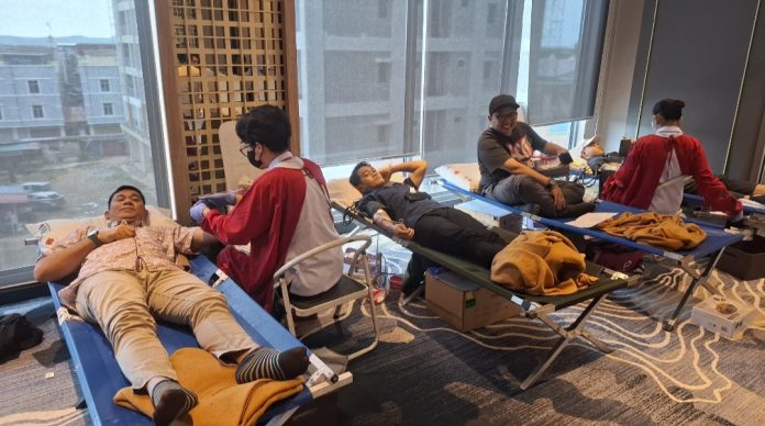 Rayakan anniversary pertamanya, Grand Mercure Batam Centre yang merupakan bagian dari jaringan premium Accor gelar donor darah, Senin (11/5/2026). (uly)