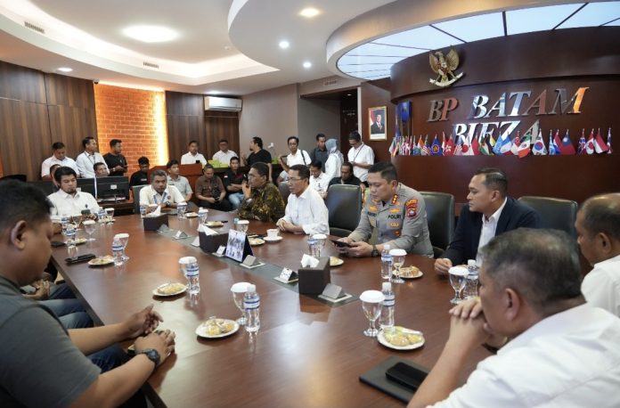 BP Batam, Amsakar Achmad mengapresiasi peran driver online sebagai garda terdepan dalam menjaga nama baik Batam kepada wisatawan. (Humas BP Batam)