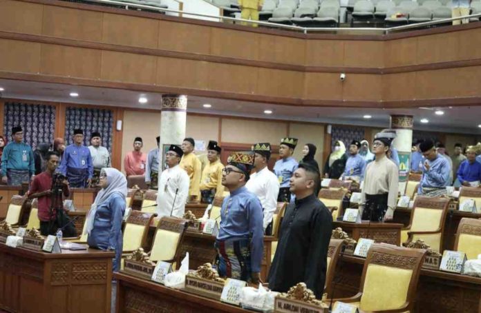 DPRD Batam membentuk Pansus untuk membahas Ranperda tentang Perubahan Peraturan Daerah Kota Batam Nomor 11 Tahun 2013 tentang Pengelolaan Persampahan, dalam rapat paripurna yang digelar di ruang sidang utama DPRD Kota Batam, Jum’at (9/6/2026). (Setwan DPRD Batam)