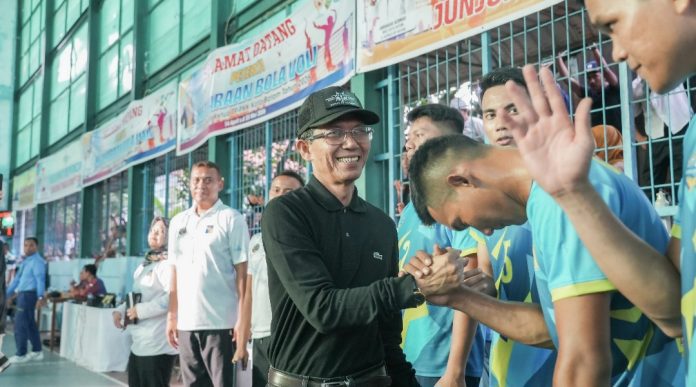 Kepala BP Batam/Wali Kota Batam, Amsakar Achmad menutup Kejuaraan Voli Piala Bergilir Walikota Batam & Piala Bergilir Ketua TP PKK Kota Batam Tahun 2026 di GOR Raja Djafar, Tiban Indah, Minggu (17/5/2026). (Humas BP Batam)