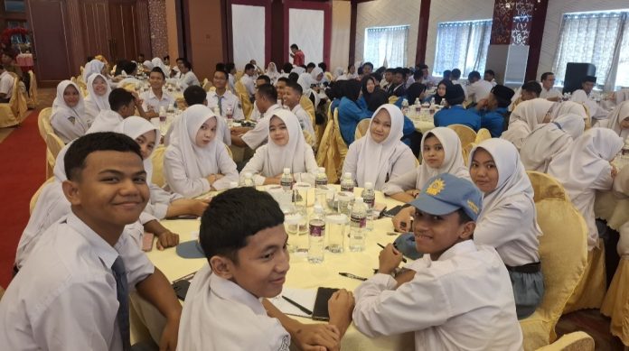 Wali Kota Batam, Amsakar Achmad menegaskan pembangunan SDM menjadi prioritas utama Pemko Batam melalui peluncuran Program Beasiswa Berprestasi, Tidak Mampu dan Hinterland Tahun 2026. (uly)